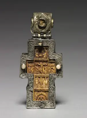 Dokumentasi museum Pectoral Cross. Nama pembuat belum tercantum pada daftar atribusi museum.