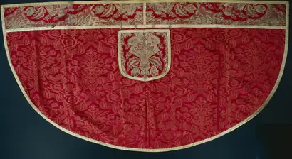Dokumentasi museum Priest's Red Cope, Orphrey and Hood. Nama pembuat belum tercantum pada daftar atribusi museum.