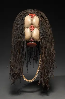 Dokumentasi museum Man's Bwami Prestige Cap (sawamazembe). Nama pembuat belum tercantum pada daftar atribusi museum.