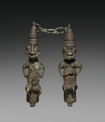 Dokumentasi museum Pair of Ritual Staffs (ẹdan Ògbóni). Nama pembuat belum tercantum pada daftar atribusi museum.