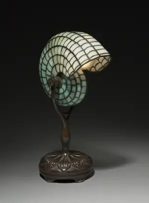 Dokumentasi museum Nautilus Reading Lamp. maker: Tiffany Glass & Decorating Company (America, New York, 1892–1902).