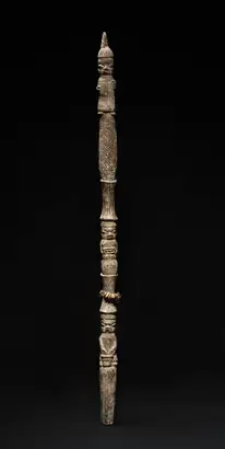 Dokumentasi museum Rattle Staff (ukhuhre). Nama pembuat belum tercantum pada daftar atribusi museum.