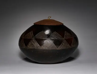 Dokumentasi museum Lidded Pot. Nama pembuat belum tercantum pada daftar atribusi museum.