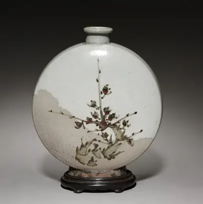 Dokumentasi museum Wine Flask with Plum and Bamboo Design. Nama pembuat belum tercantum pada daftar atribusi museum.