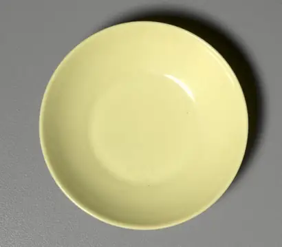 Dokumentasi museum Small Dish with Yellow Monochrome Glaze. Nama pembuat belum tercantum pada daftar atribusi museum.