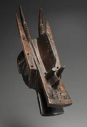 Dokumentasi museum Helmet Mask. Nama pembuat belum tercantum pada daftar atribusi museum.