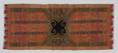 Dokumentasi museum Long shawl with woven figures and animals. Nama pembuat belum tercantum pada daftar atribusi museum.