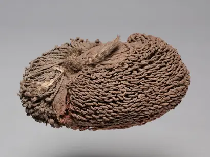 Dokumentasi museum Wig (uyembe matota, wiyembe, or pulumba). Nama pembuat belum tercantum pada daftar atribusi museum.