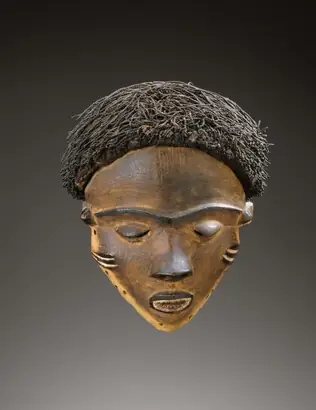 Dokumentasi museum Female Mask (Gambanda or Kambanda). Nama pembuat belum tercantum pada daftar atribusi museum.