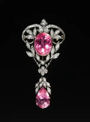 Dokumentasi museum Pendant Brooch. Nama pembuat belum tercantum pada daftar atribusi museum.