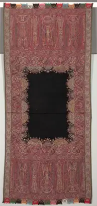 Dokumentasi museum Long Shawl with Black Center and Exotic Four-Sided Gallery in Chinoiserie Style. Nama pembuat belum tercantum pada daftar atribusi museum.