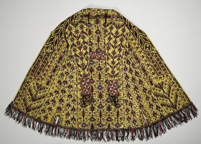 Dokumentasi museum Woman’s Mantle (Chyrpy). Nama pembuat belum tercantum pada daftar atribusi museum.