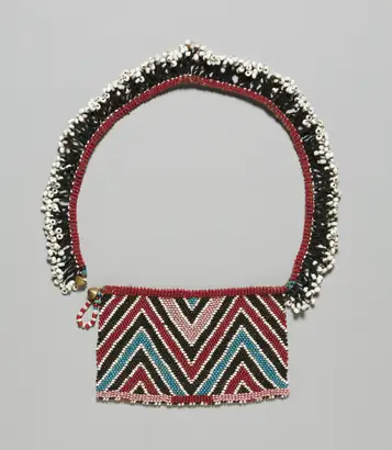 Dokumentasi museum Neckpiece with panel (umphapheni). Nama pembuat belum tercantum pada daftar atribusi museum.