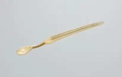 Dokumentasi museum Snuff Spoon/Comb (intshengula or izintshengula). Nama pembuat belum tercantum pada daftar atribusi museum.