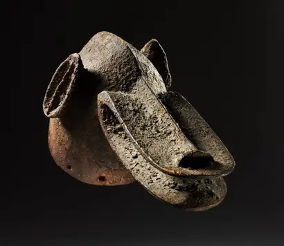 Dokumentasi museum Helmet Mask. Nama pembuat belum tercantum pada daftar atribusi museum.