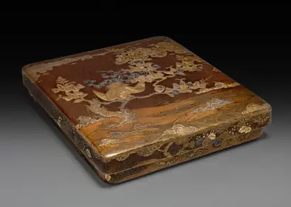 Dokumentasi museum Writing Box (Suzuribako) with Phoenix in Paulownia. Nama pembuat belum tercantum pada daftar atribusi museum.