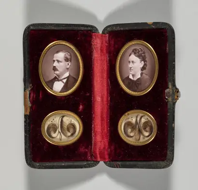 Dokumentasi museum Untitled (Case with portraits of a man and woman and hair ornaments). Nama pembuat belum tercantum pada daftar atribusi museum.