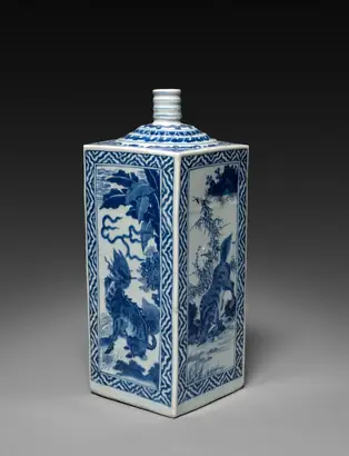 Dokumentasi museum Transitional Blue-and-White Square Bottle. Nama pembuat belum tercantum pada daftar atribusi museum.