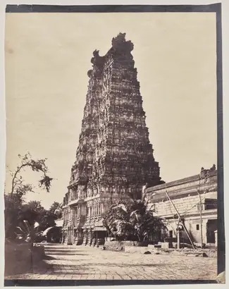 Dokumentasi museum Western Gateway (Gopuram) of the Minakshi Sundareshvara Temple, Madurai. Captain Linnaeus Tripe (British, 1822–1902).