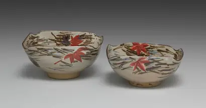 Dokumentasi museum Nesting Dishes with Scattered Pine Needles and Maple Leaves. Peran menurut katalog: Seifū Yohei I (Japanese, 1801–1861).