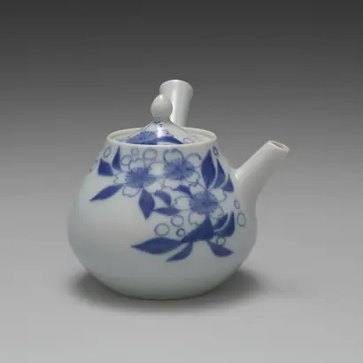 Dokumentasi museum Teapot with Cherry Blossoms. Peran menurut katalog: Seifū Yohei IV (Japanese, 1872–1951).