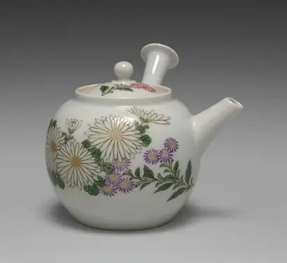Dokumentasi museum Teapot with Chrysanthemums. Peran menurut katalog: Seifū Yohei III (Japanese, 1851–1914).
