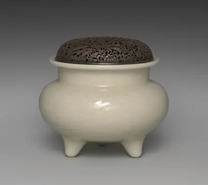 Dokumentasi museum Incense Burner with Peony and Cloud. Peran menurut katalog: Seifū Yohei III (Japanese, 1851–1914).
