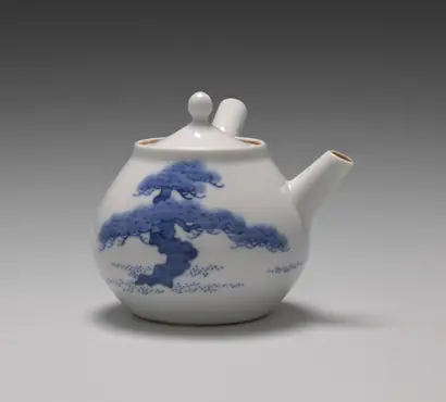 Dokumentasi museum Teapot with Pines. Peran menurut katalog: Seifū Yohei III (Japanese, 1851–1914).