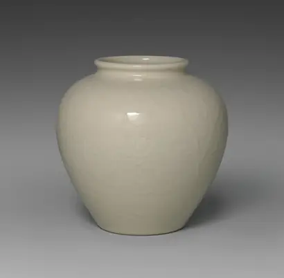 Dokumentasi museum Guan-Shaped Vessel with Floral Scroll. Peran menurut katalog: Seifū Yohei IV (Japanese, 1872–1951).