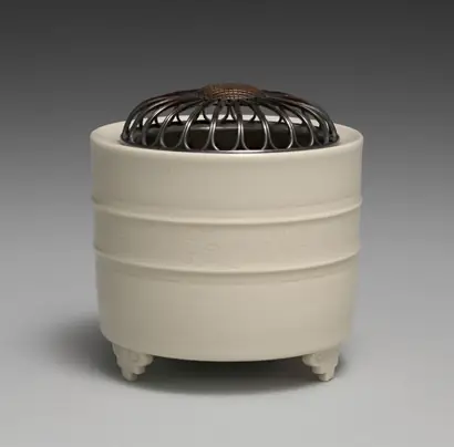 Dokumentasi museum Incense Burner with Flowers and Dots. Peran menurut katalog: Seifū Yohei III (Japanese, 1851–1914).