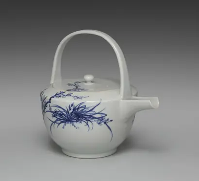 Dokumentasi museum Sake Pourer with Chrysanthemum, Orchid, and Plum. Peran menurut katalog: Seifū Yohei III (Japanese, 1851–1914).
