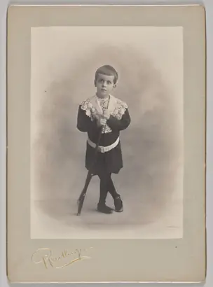 Dokumentasi museum Untitled (young boy with lace collar and toy rifle). Reutlinger Studios (French, active 1850s-1937).