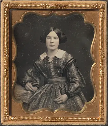 Dokumentasi museum Young Woman in a Patterned Dress. Nama pembuat belum tercantum pada daftar atribusi museum.