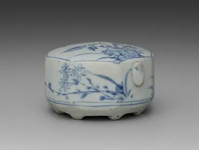 Dokumentasi museum Octagonal Water Dropper Decorated with Flower Design. Nama pembuat belum tercantum pada daftar atribusi museum.