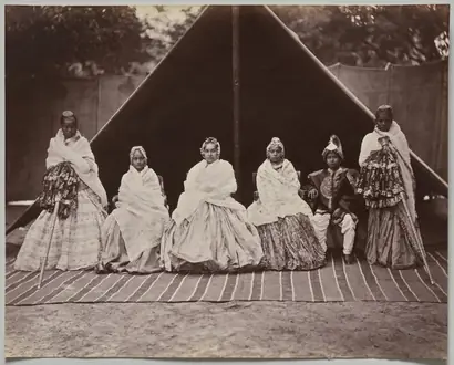 Dokumentasi museum Three of Sri Tung Bahadur's Favorite Wives and His Youngest Son. Bourne & Shepherd (British, active India, 1868–2016).