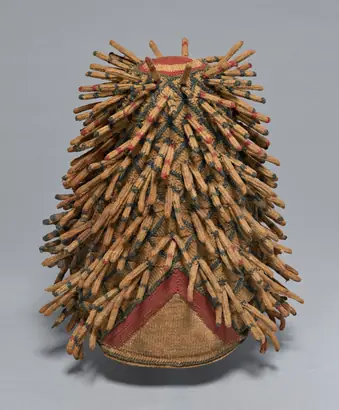Dokumentasi museum Prestige Headdress (Ashetu or shüötu). Nama pembuat belum tercantum pada daftar atribusi museum.