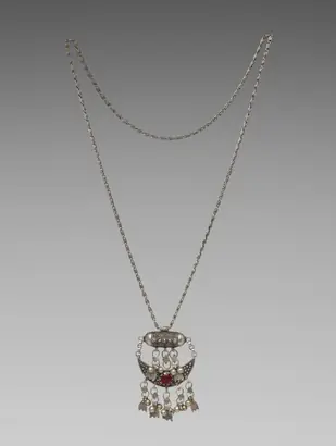 Dokumentasi museum Necklace with pendant (waqari or wakari?). Nama pembuat belum tercantum pada daftar atribusi museum.