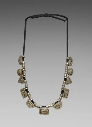 Dokumentasi museum Necklace (ashän ketab) with amulet pendants (tälsäm). Nama pembuat belum tercantum pada daftar atribusi museum.