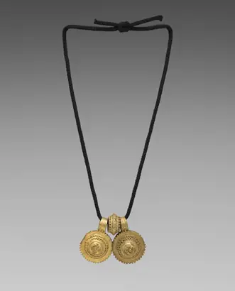 Dokumentasi museum Necklace (ashän ketab) with amulet pendants (tälsäm) and bead. Nama pembuat belum tercantum pada daftar atribusi museum.