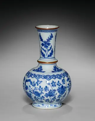 Dokumentasi museum Lobed vase with underglaze cobalt blue decoration. Nama pembuat belum tercantum pada daftar atribusi museum.