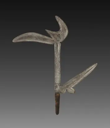 Dokumentasi museum Throwing Knife / Prestige Scepter (pingha). Nama pembuat belum tercantum pada daftar atribusi museum.