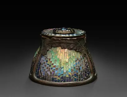 Dokumentasi museum Poppy Inkwell. attributed to: designer: Clara Wolcott Driscoll (American, 1861–1944); maker: Tiffany Glass & Decorating Company (America, New York, 1892–1902); retailer: Tiffany Studios (United States, New York, 1902–32).