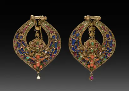 Dokumentasi museum Pair of Deity Earrings with Vishnu on Garuda (front) and chepu (monster mask) (back). Nama pembuat belum tercantum pada daftar atribusi museum.