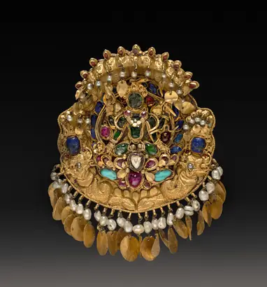 Dokumentasi museum Pendant with Four-armed Green Vishnu on a lotus with Nagas. Nama pembuat belum tercantum pada daftar atribusi museum.