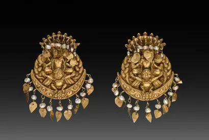 Dokumentasi museum Pair of Earrings with Four-Armed Vishnu Riding Garuda with Nagas (serpent divinities). Nama pembuat belum tercantum pada daftar atribusi museum.