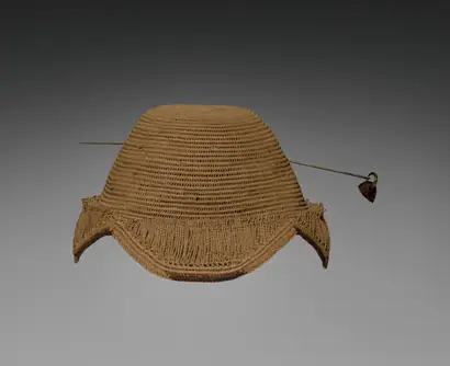 Dokumentasi museum Hat (laket mishiing) with a pin. Nama pembuat belum tercantum pada daftar atribusi museum.