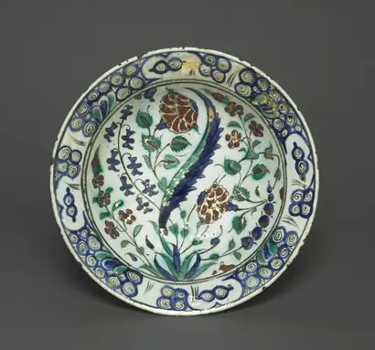 Dokumentasi museum Gilded Dish with Flowers and Leaves. Nama pembuat belum tercantum pada daftar atribusi museum.