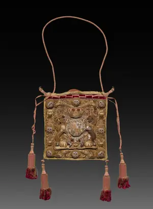 Dokumentasi museum Lord Chancellor's Burse (Purse) with Royal Cypher and Coat of Arms of George III. Nama pembuat belum tercantum pada daftar atribusi museum.