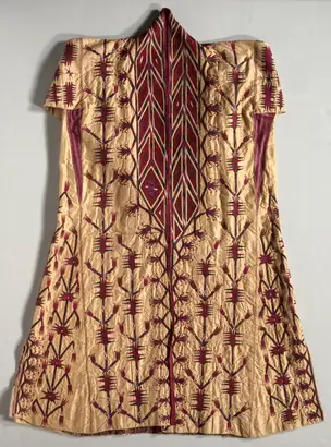 Dokumentasi museum Woman's cloak (chyrpy). Nama pembuat belum tercantum pada daftar atribusi museum.
