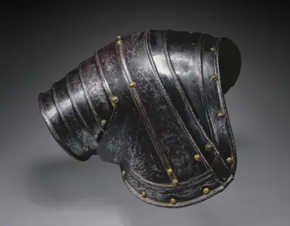 Dokumentasi museum Pauldron for Right shoulder. Nama pembuat belum tercantum pada daftar atribusi museum.